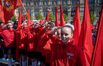 Kao da rata nema: 5000 malih Rusa u Moskvi primili u pionire