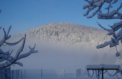 Zimsko jutro u Gorskom kotaru s novim snijegom