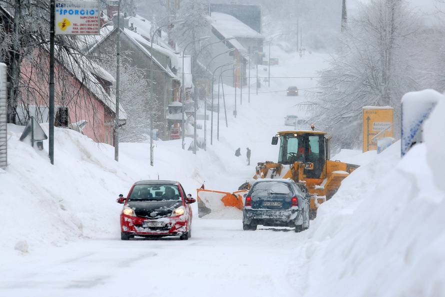Zameteni u Delnicama: Nanosi snijega do balkona na 1. katu!