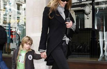 Elle MacPherson sinovima mora kupiti novi kompjuter