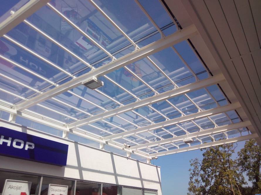 Zašto pleksiglas postaje prvi izbor za moderne terase