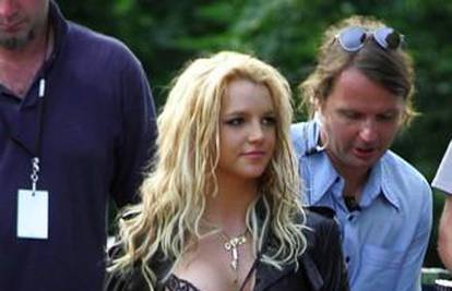 Britney uredne kose peče i dijeli pite paparazzima?!