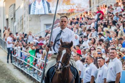 FOTO Svi putevi vode u Sinj! Alkarski grad prepun domaćih i stranaca, svi prate Baru...