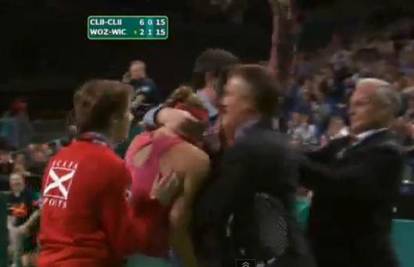 Clijsters izazvala stampedo: Prvi koji je poljubi, dobije auto!