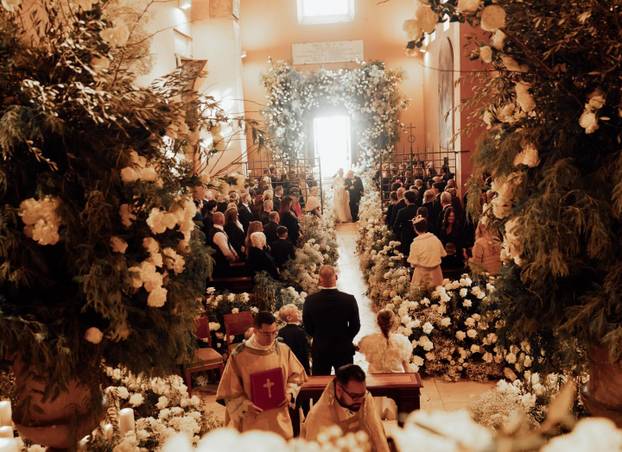 Varao ju je i silovao drugu, ona ga nije puštala. Vjenčali su se u Vatikanu. Conor objavio detalje