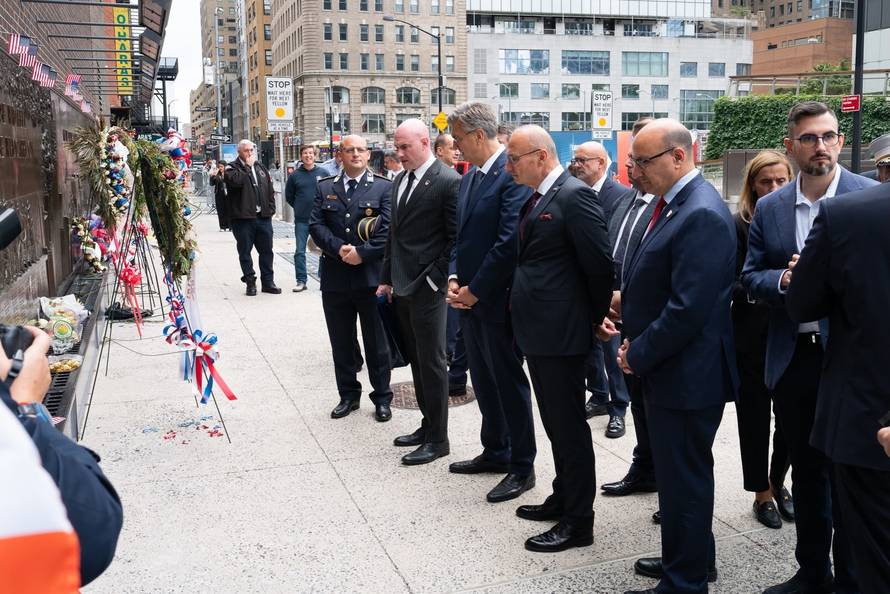 Premijer Plenković posjetio je vatrogasce u New Yorku, pa ostavio ruže za žrtve terorizma