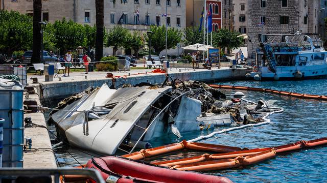 Makarska: Jahta koja je izgorila prije 10 dana i dalje je u moru