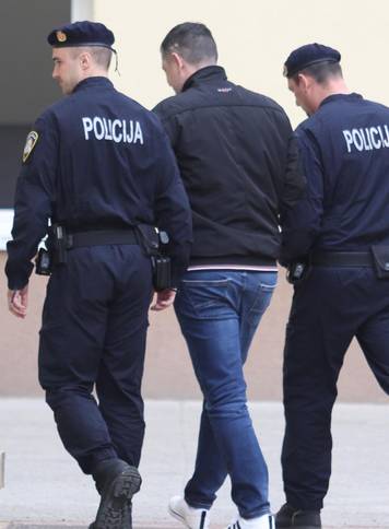 Osijek: Privo&dstrok;enje Marka Aj&ccaron;eka, biv&scaron;eg na&ccaron;elnika Op&cacute;ine Gradina, osumnji&ccaron;enog za malverzacije 