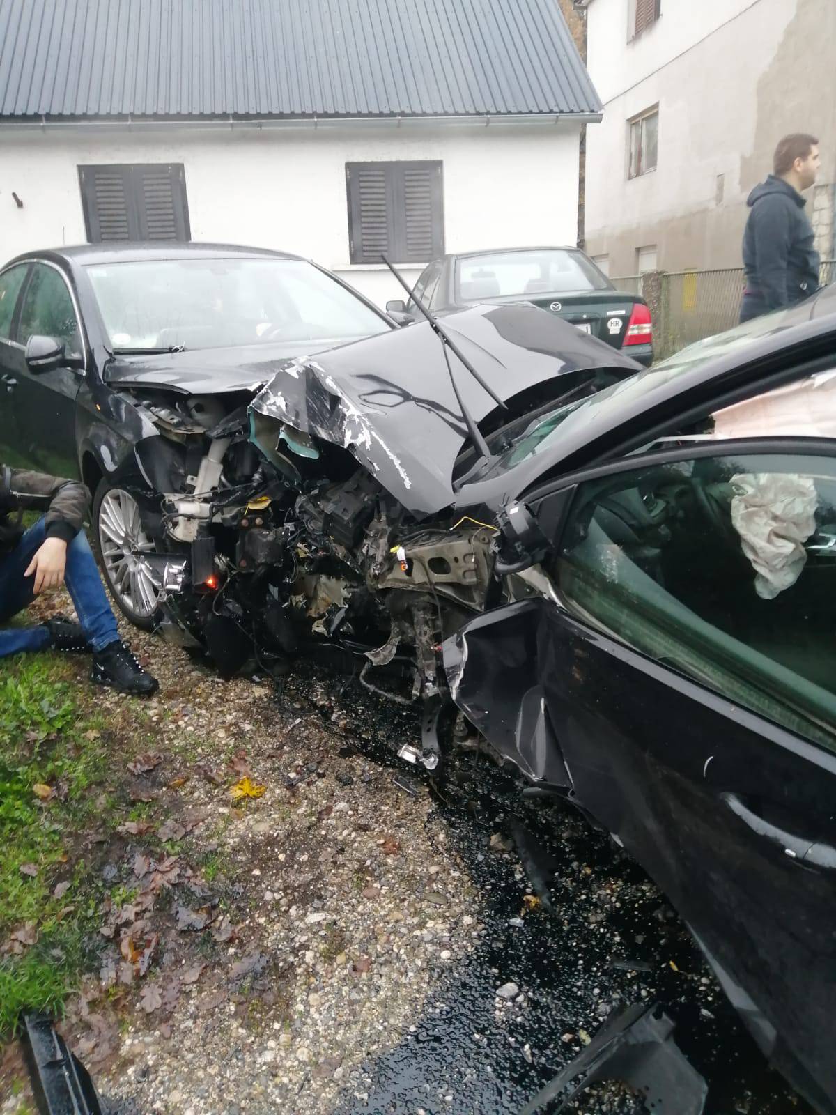 VIDEO Nesreća u Vukomercu: 'Sudarila se tri auta, vatrogasci pokušavaju razdvojiti vozila'