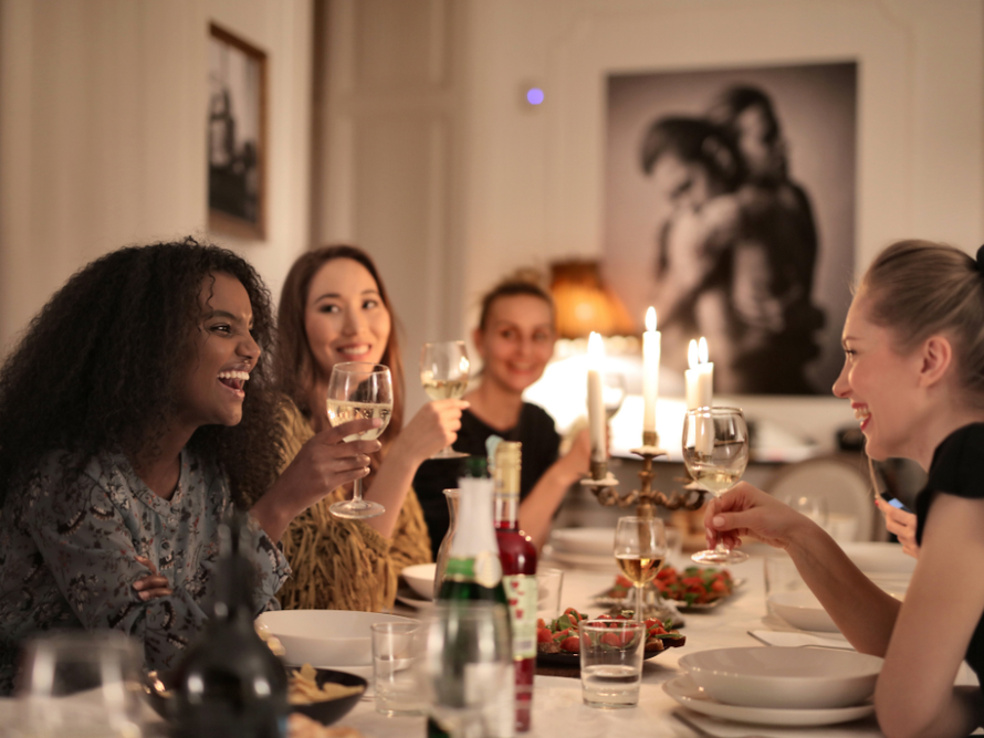 Božićni pokloni za žene: 20 ideja koje slave želje, navike i male radosti žena