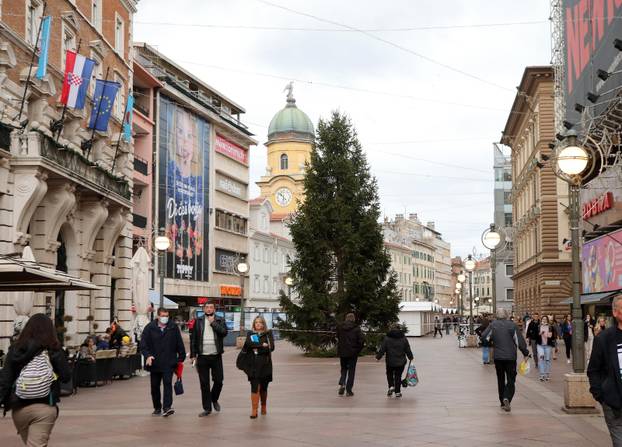 Na riječko Korzo stigla božićna jelka