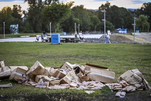 Zagreb: Uz jezero Bundek i dalje stoje hrpe otpada s koncerta i bačene hrane