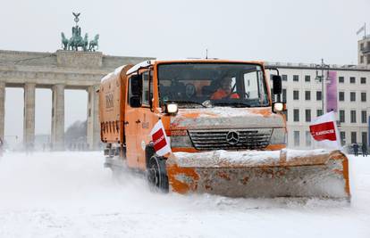 U Njemačkoj na autocesti gužve do 70 kilometara! Mećava je blokirala i željeznički promet