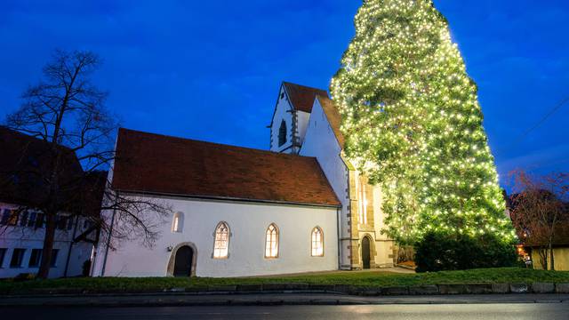 Bronnweiler: Sekvoja ispred protestantske crkve zablistala u boži?nom duhu