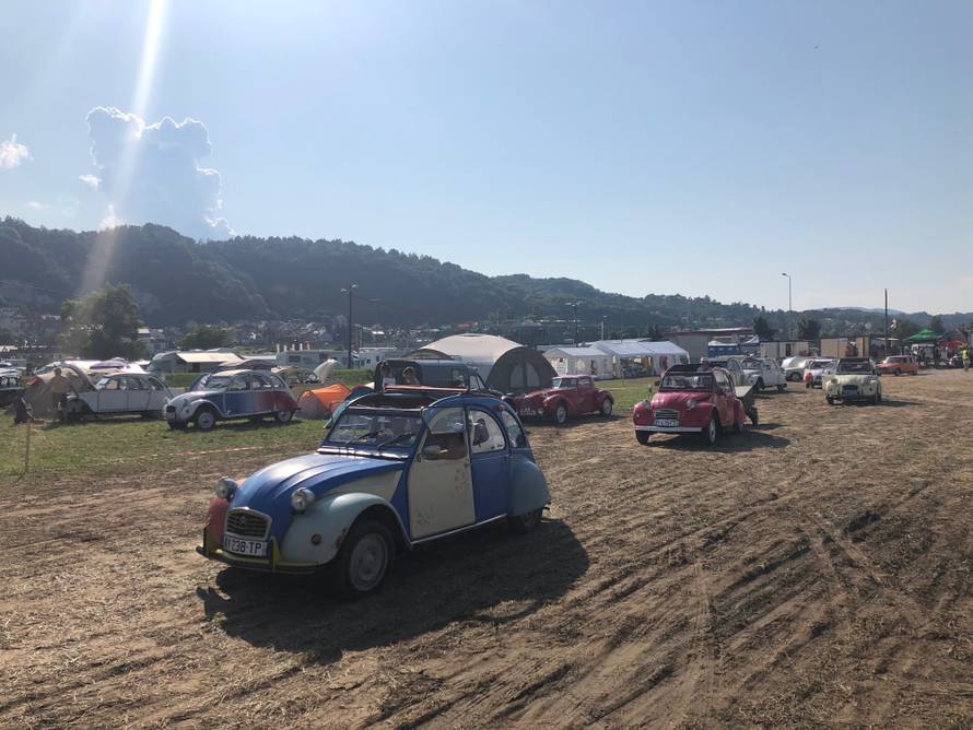 Spačeki okupirali Trg: Ma ovo je naš automobilski Woodstock