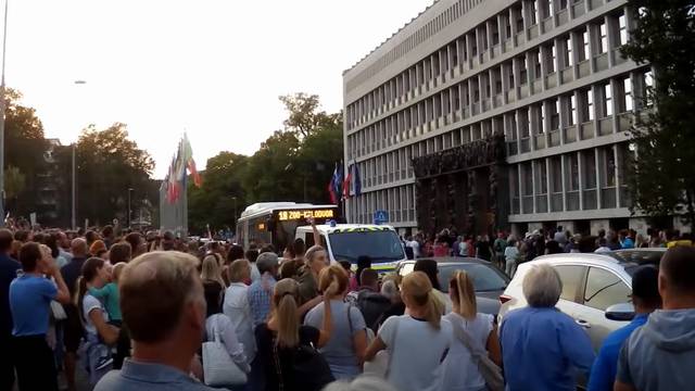 Opet prosvjed u Ljubljani zbog covid potvrda, održali minutu šutnje za preminulu djevojku