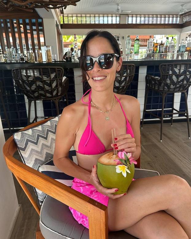 FOTO Ana Ivanović blista nakon razvoda sa Schweinijem. Pljušte komentari na fotke s plaže