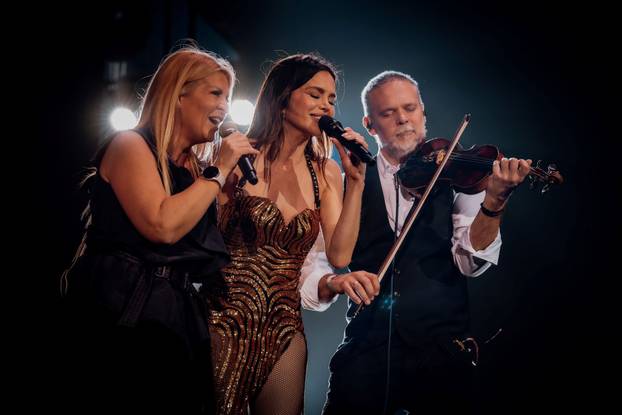 FOTO Severina u izazovnom izdanju oduševila obožavatelje na trosatnom spektaklu u Sisku