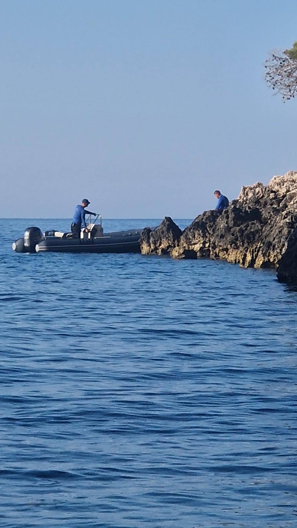 Nevjerojatne scene s Hvara: Što je sljedeće, tanker!? Pogledajte jahtu koju su zavezali za stijene