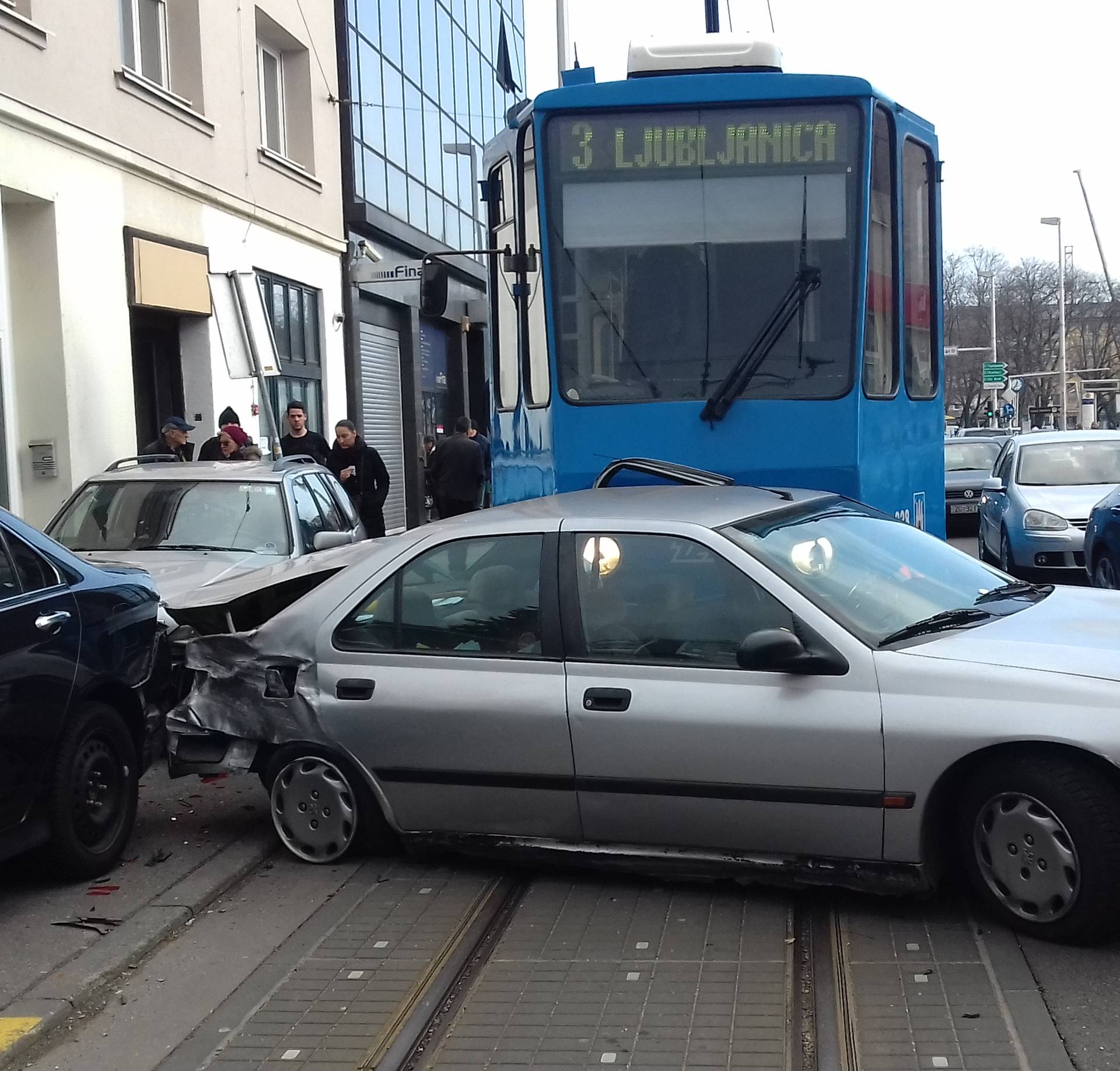 'Samo ga je odnio': Tramvaj  u Ozaljskoj naletio na automobil