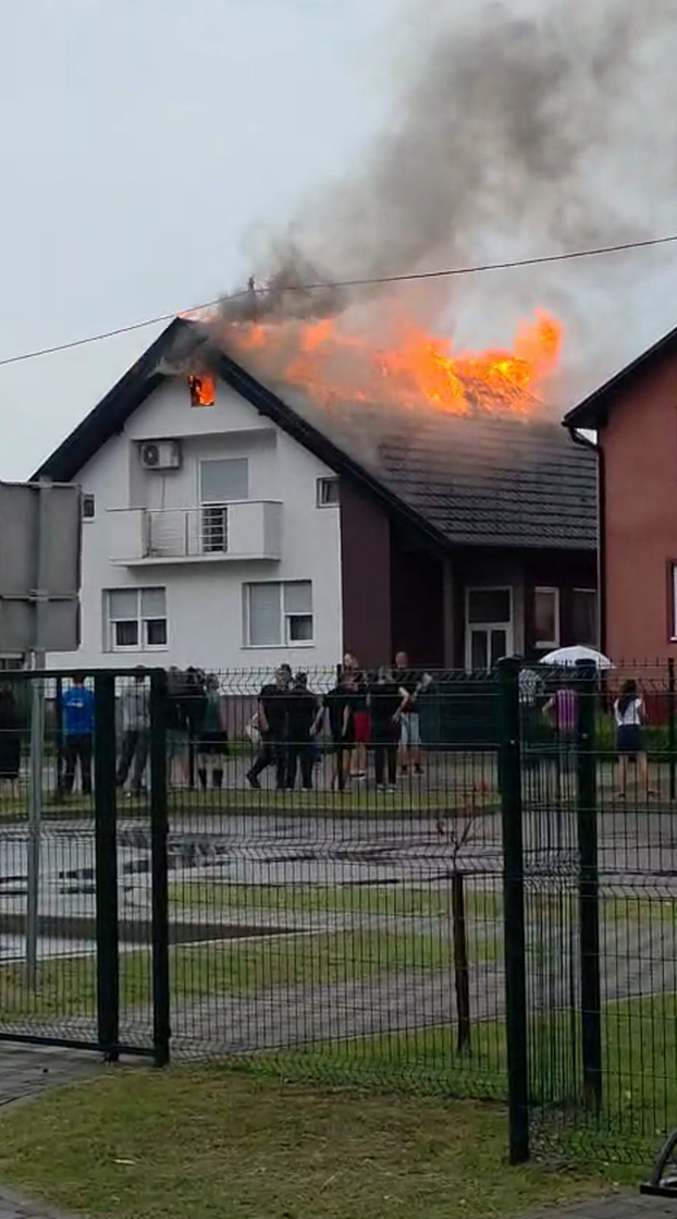 GALERIJA Oluja razorila terasu, rušila stabla, ceste pod vodom. I u petak su moguća nevremena