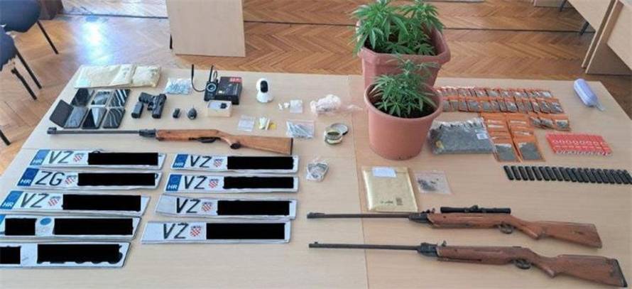 VIDEO Policija upala u kuću lopova u Varaždinu: Našli oružje i ukradeni Audi od 110.000 €