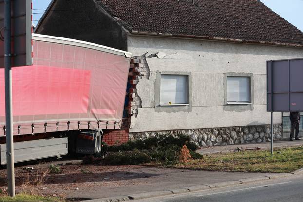 Kamion se zabio u kuću kod Vinkovaca, više ljudi ozlijeđeno