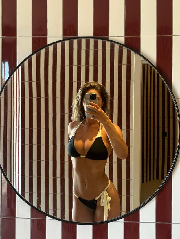 FOTO Unuka legende kriketa izazvala pomamu bez grudnjaka