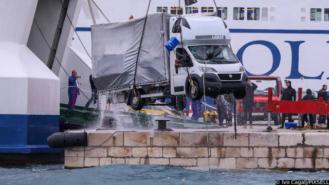 Split: Izvlačenje kamiona koji je sinoć upao u more