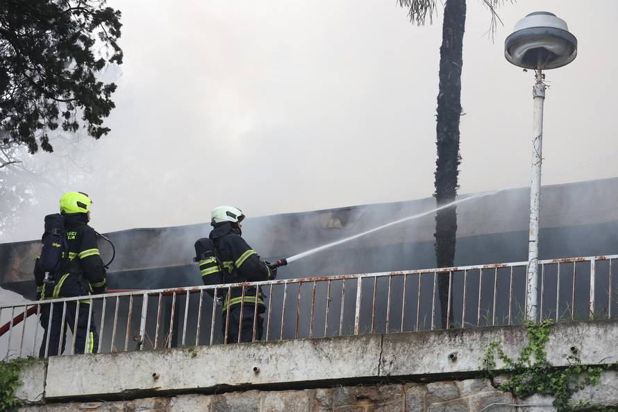 Požar hotela Miramar u centru Lovrana