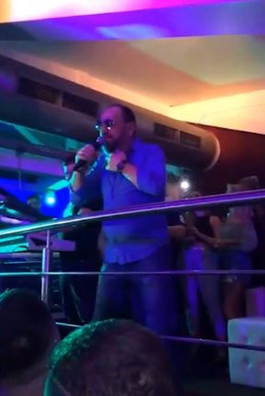 Skandal u BiH, Kitić u krcatom klubu skinuo masku? Pjevao je 'Ne može nam ni'ko ništa...'