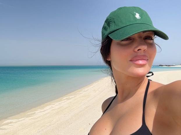FOTO Georgina na ljetovanju izbacila bujne grudi, ali su svi gledali u ogromni dijamant