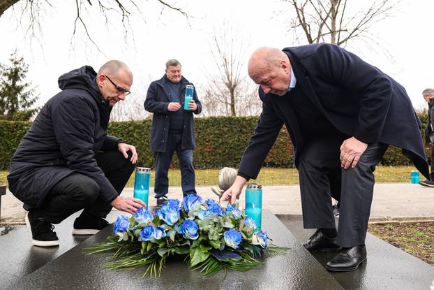 Zagreb: Delegacija GNK Dinamo zapalila svijeće uz grob Zlatka Cice Kranjčara povodom obljetnice njegove smrti