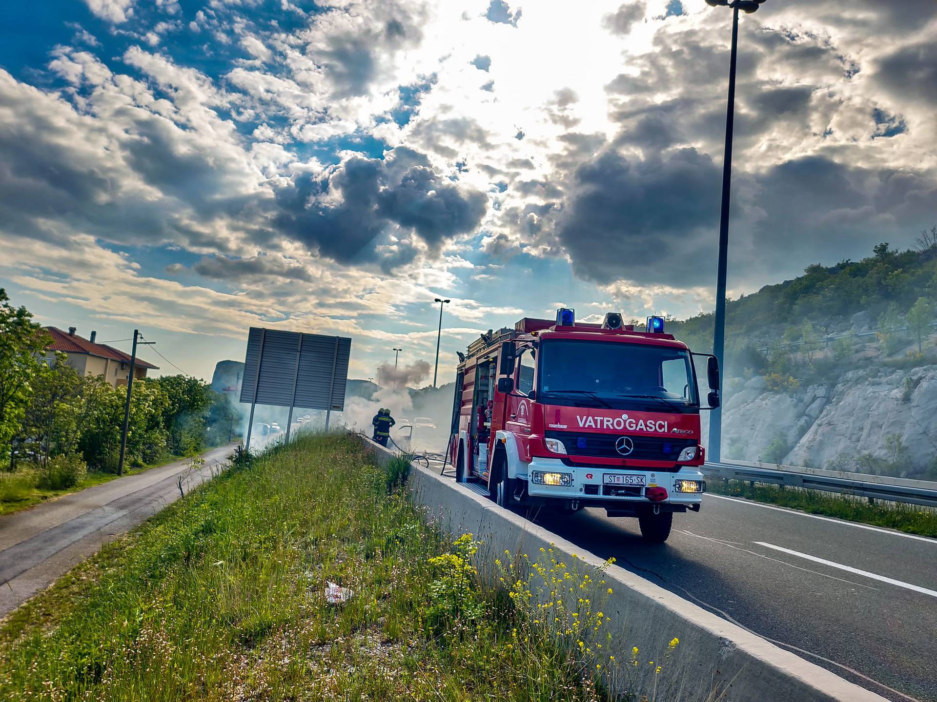 VIDEO Buktinja kod Solina: Na brzoj cesti zapalio se automobil