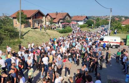 FOTO Suze i očaj u Gradačcu: Stotine se oprostile od Nizame