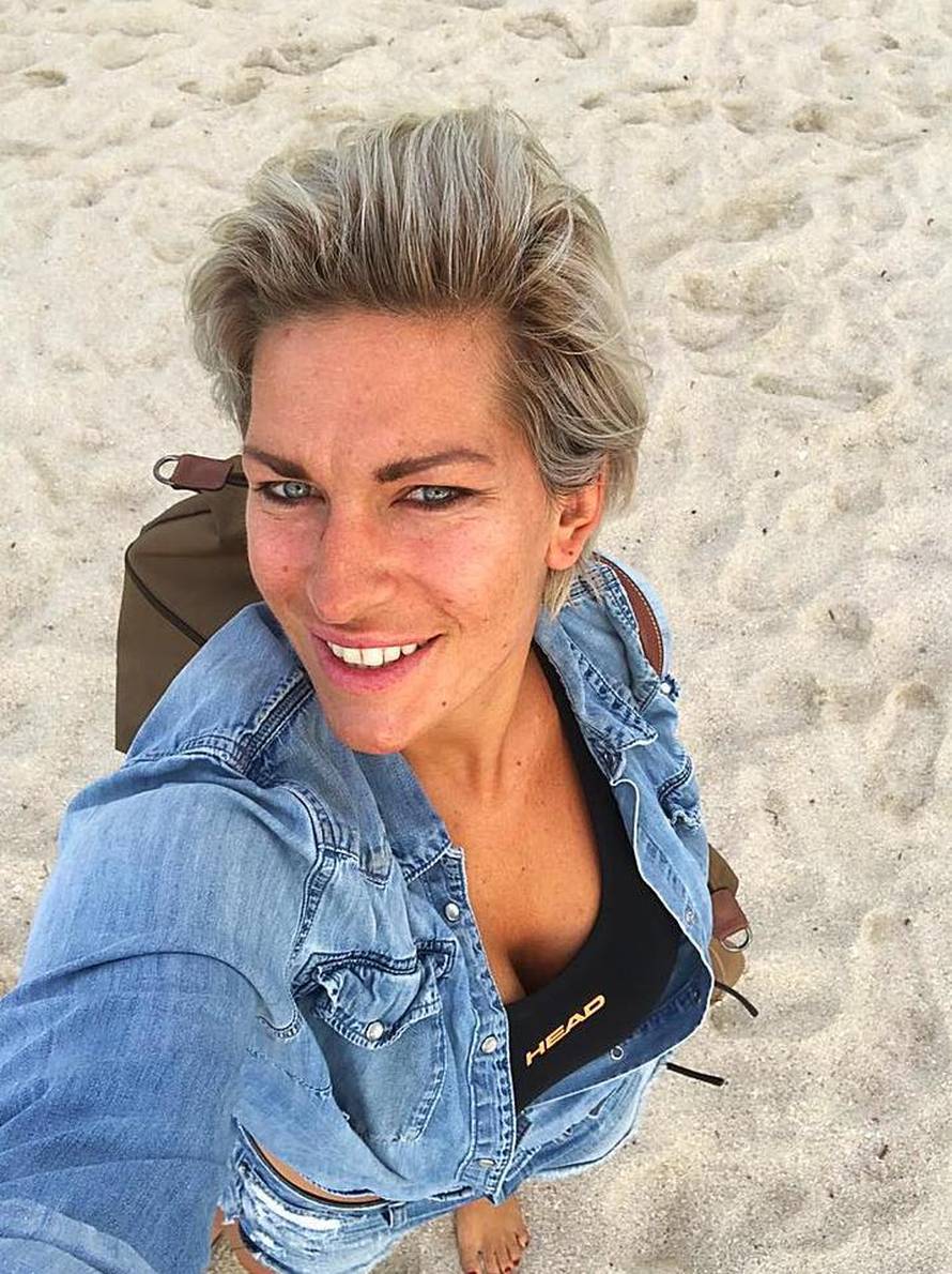 Nika Fleiss ne može dočekati ljeto! Obukla kupaći pa pozirala na luftiću: 'Otvaranje sezone...'