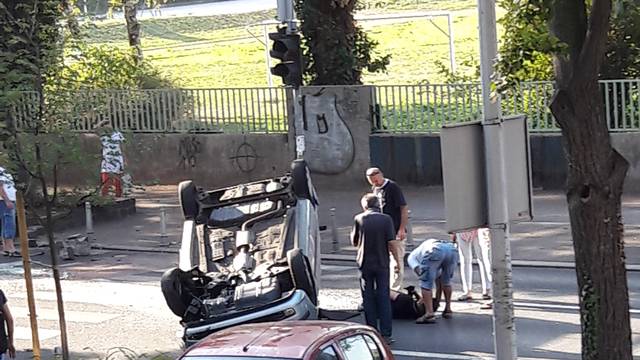 Nesreća u središtu Zagreba: Automobil završio  na krovu