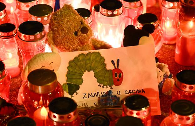 Zagreb: Građani i dalje obilaze osnovnu školu kako bi upalili svijeće na školskom igralištu