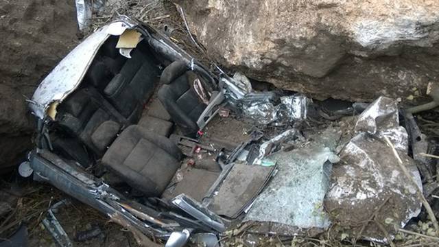 Strašan prizor: Velika stijena im pala na auto, dvoje u bolnici