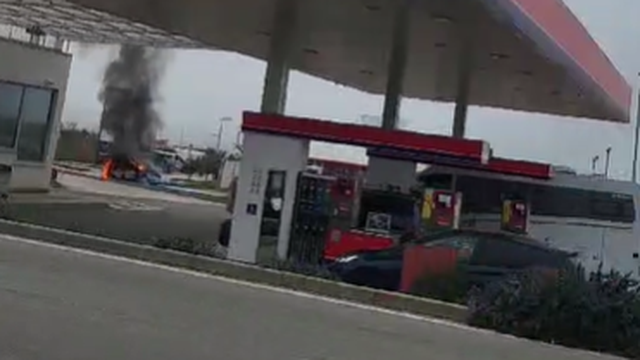 VIDEO Buknuo požar na autu na Krku u blizini benzinske pumpe