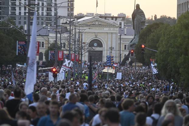 Beograd: Komemorativna &scaron;etnja povodom 10 mjeseci od pada nadstre&scaron;nice na &zcaron;eljezni&ccaron;koj stanici u Novom Sadu