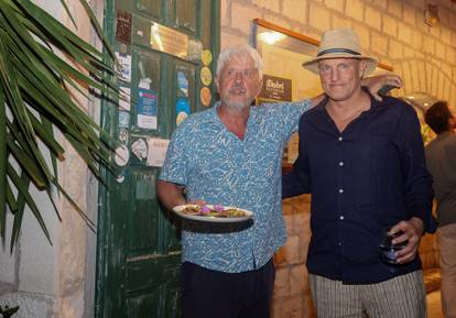 FOTO Holivudski glumac Woody Harrelson sa suprugom došao na Vis: Gledali su njegov film