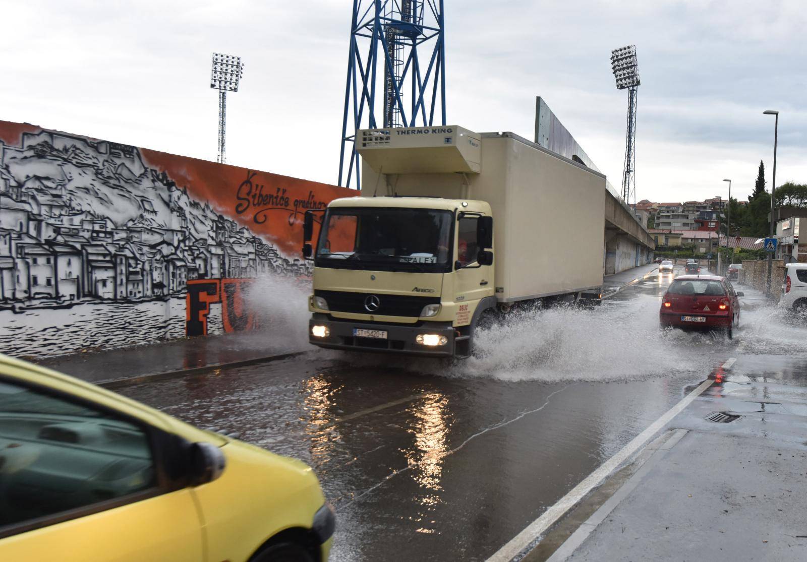 Jaka kiša poplavila prometnice u Šibeniku