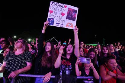 Žene lude za Bebekovim sinom. Na koncert došle sa natpisom: Osjećam te u venama svojim!