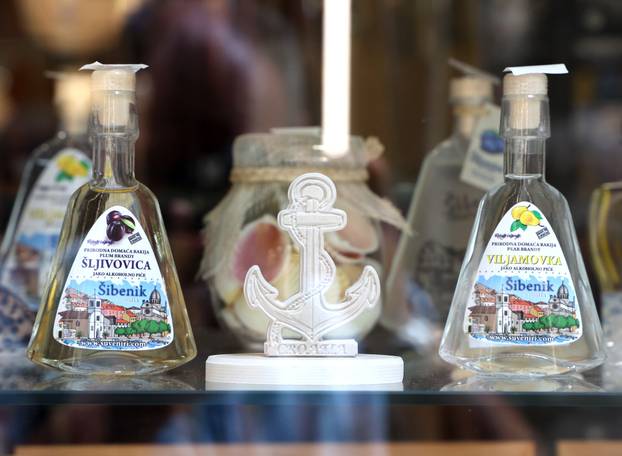 Šibenik: Ponuda suvenira u suvenirnici