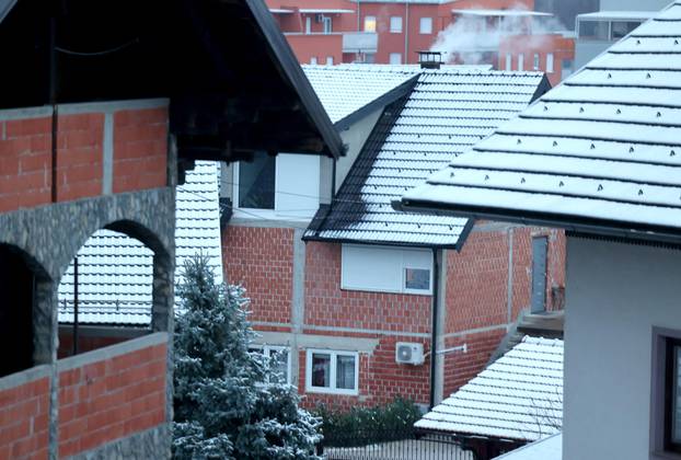 Snijeg zabijelio automobile i krovove u Samoboru