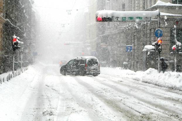 ARHIVA - Zagreb je 14. siječnja 2013. bio zatrpan snijegom