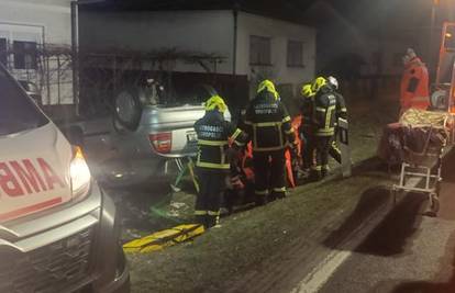 FOTO Dramatične scene iz Suhopolja: Auto završio na krovu. Vozač je bio zarobljen