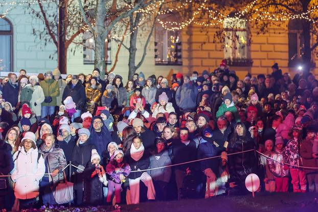 Ledeni park na Trgu kralja Tomislava otvoren uz predstavu Orašar