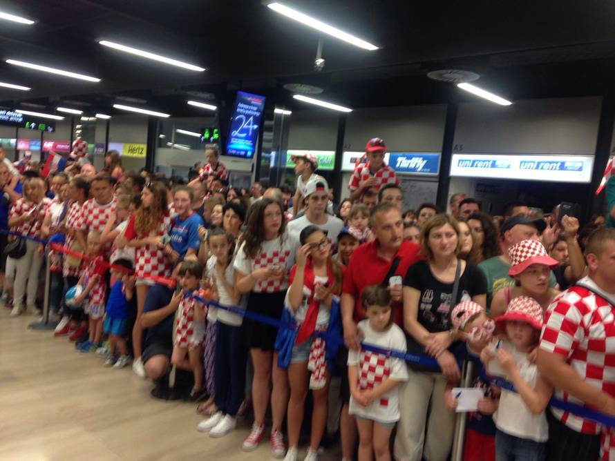 Tisuće ljudi dočekale 'vatrene'! Navijači skandirali Anti Čačiću